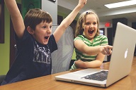 パソコンを使って喜ぶ子供